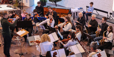 Imposantes Ensemble: Mehr als 130 Personen musizieren und singen beim Adventskonzert der Musikschule mit.
