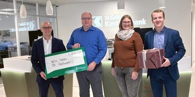 Im Bild v.l.: Stefano Tognazzi (Leiter Privatkunden St.Galler Kantonalbank Gossau), Cornel Frey (Geschäftsleiter Spitex Gossau), Sara Räss (Teamleitung Pflege West Spitex Gossau) und Marvin Müller (Berater Privatkunden St.Galler Kantonalbank Gossau).