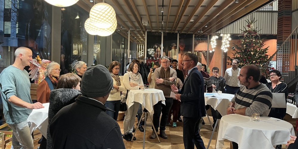 Bankleiter Johannes Holdener bei der Eröffnung der Weihnachtsausstellung am 26. November