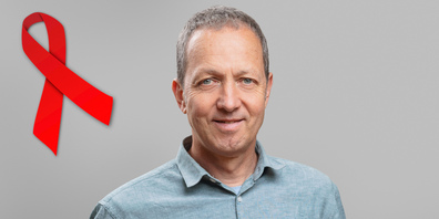 Roland Demel von gesundheit schwyz räumt mit Mythen bezüglich HIV und Aids auf. Die Rote Schleife ist ein weltweites Symbol der Solidarität mit HIV-Infizierten und Aids-Kranken. 