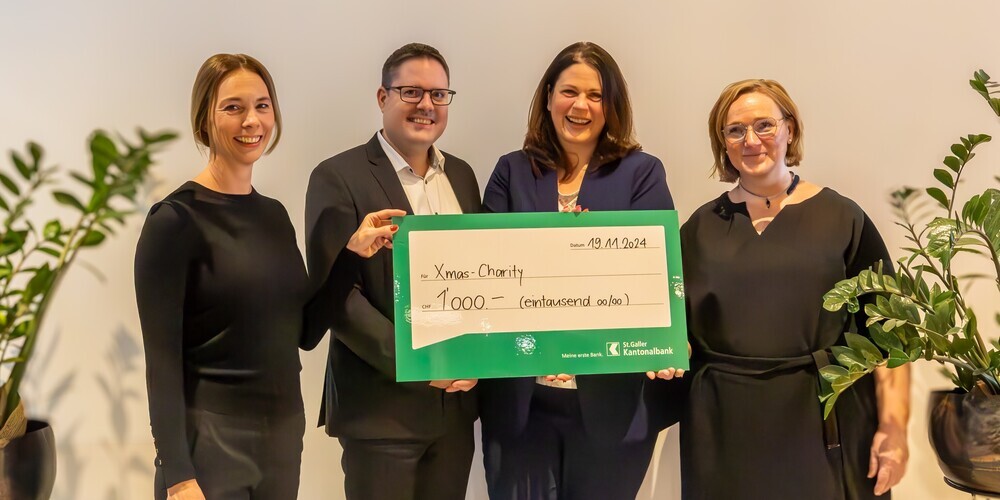 Scheck-Übergabe Spende St.Galler Kantonalbank Heerbrugg und Au 2024. Im Bild von links-rechts: Katharina Faé, Forum Widnau, René Federer und Susanne Indermaur, St Galler Kantonalbank, Irene Neubauer, Forum Widnau