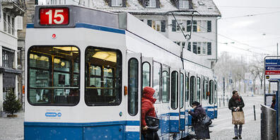 Die Tramlinie 15 fährt ab dem 15. Dezember wieder regulär durch Zürich. Wegen Personalmangels war der Betrieb seit einem Jahr eingeschränkt. (Archivbild)