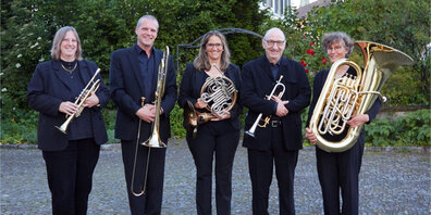 Das Bläser-Quintett Querbläch und Maria Mark erfüllen die Kirche mit festlichen Klängen.
