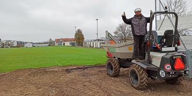 Lulzim Delijaj von der Sportring AG, Gossau, hat am Montag, 11. November 2024 zusammen mit seinen Arbeitskollegen die Vergrösserung des Hauptspielfelds in Angriff genommen.