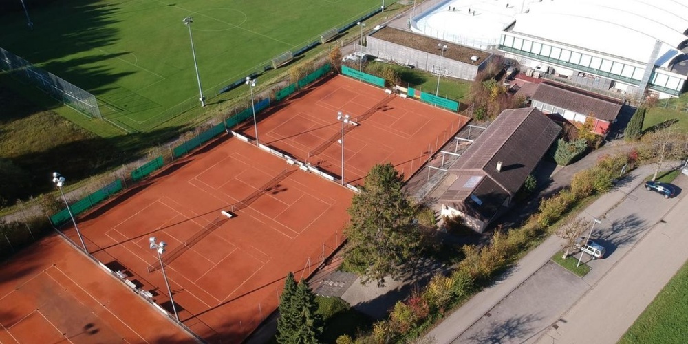 Der rund 40-jährige Tennisplatz ist abgenutzt und muss saniert werden.