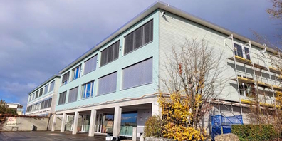 Das Primarschulhaus Gommiswald wurde statisch saniert. Wegen der Verlängerung der Arbeiten kam es zu erheblichen Lärmemissionen bei Schulbetrieb.