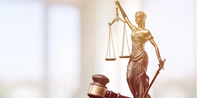 Der Fall, über den die St.Galler Newsplattform «Inside-Justiz.ch» berichtet, weist eine brisante Verbindung zu einem verurteilten ehemaligen Verwaltungsrichter auf.