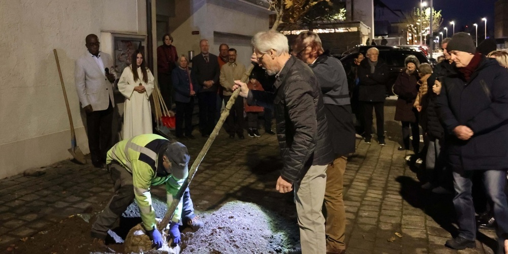 Rund 50 Personen versammelten sich vor der alten Kapelle zur Pflanzung einer Eiche als bleibende Erinnerung an das Jubiläumsjahr.