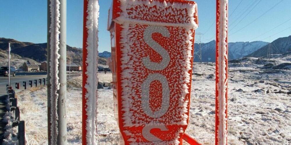 Die leuchtend orangen Notrufsäulen stehen für gewöhnlich entlang von Autobahnen. Zürcher Gemeinderäte von Mitte und SVP fordern ein solches Notruf-System auch für die Stadt Zürich. (Symbolbild)