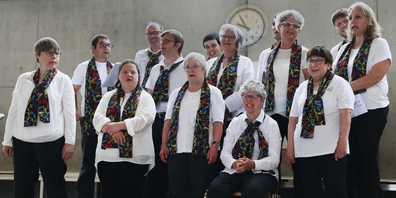 Im insieme-Chor Wundertüte singen Menschen mit geistiger Behinderung begeistert besinnliche Lieder lustig – oder auch lustige Lieder besinnlich.