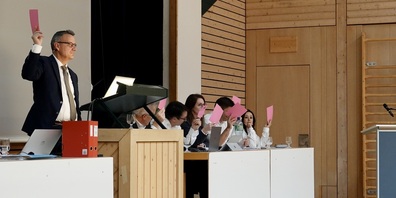 Der Gemeinderat stimmt gegen einen Antrag an der Bürgerversammlung ab. 