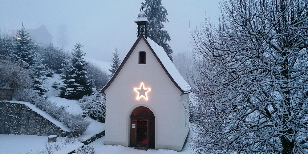 Nach gelungener Premiere: Beim Zentrum Neu-Schönstatt (hier die hauseigene  Kapelle) entsteht auch dieses Jahr ein  stimmungsvolles Weihnachtsdorf.