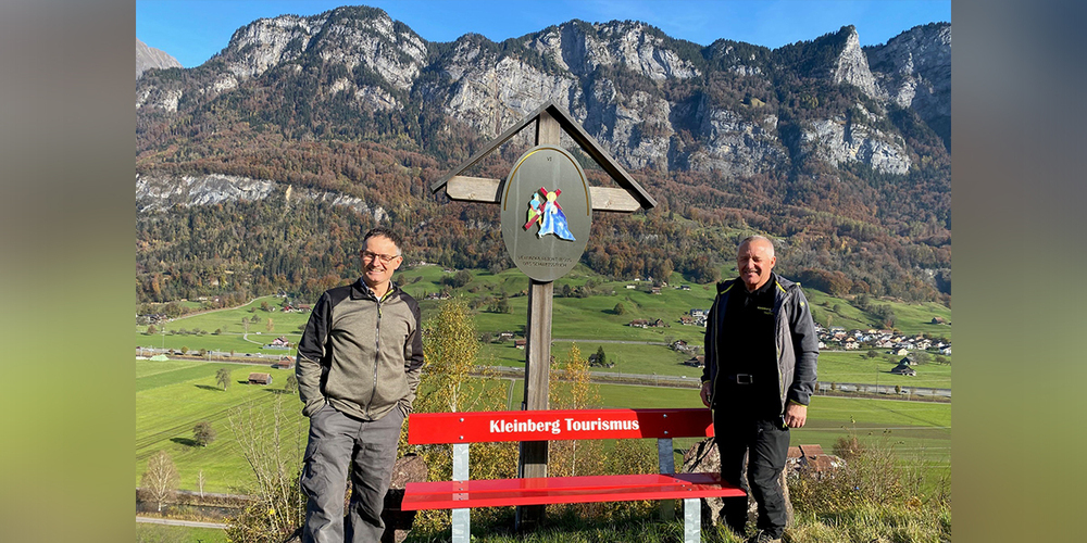 Freuen sich über die neuen «Sitzbänkli»: Röbi John und Martin Gall, Präsident der  Kirchgemeinde Flums.