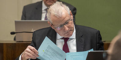 Der Zuger Regierungsrat Heinz Tännler (SVP) bei Dossierstudium während der Parlamentsdebatte (Archivaufnahme).