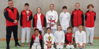 Sensei Hakan Gülbüz (ganz links) mit seinen  Schülerinnen und Schülern an den Schweizer Meisterschaften in Laufenburg.