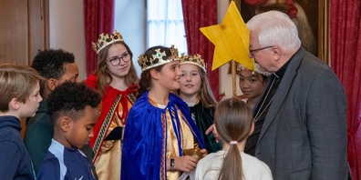 Bischof Markus Büchel (1.v.r.) eröffnete am Mittwoch mit einer Sternsingerdelegation aus St.Gallen offiziell die Aktion Sternsingen 2025.