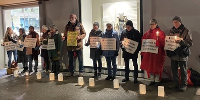 Auch dieses Jahr wachen Freiwillige beim Bahnhof eine halbe Stunde für verfolgte Christen und andere Glaubensgemeinschaften.