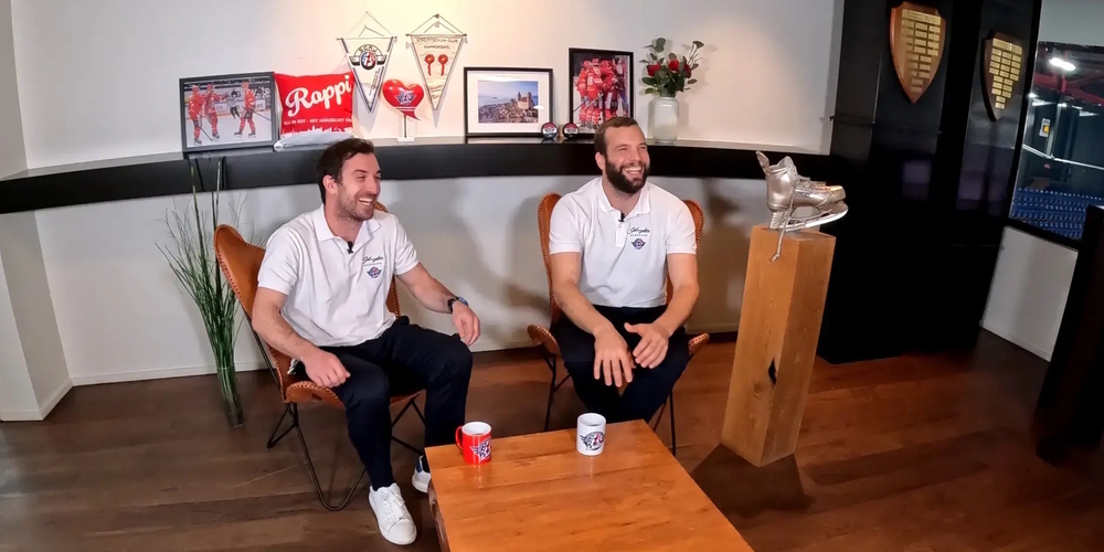 Torhüter Melvin Nyffeler (l.) und Verteidiger Fabian Maier testen im Quiz-Duell ihr Wissen.