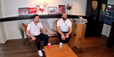 Torhüter Melvin Nyffeler (l.) und Verteidiger Fabian Maier testen im Quiz-Duell ihr Wissen.