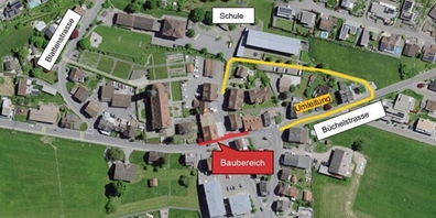 Während der Sperrung der Schulstrasse ist eine Umfahrung (gelb) via Büchelstrasse und Schulhausstrasse signalisiert.