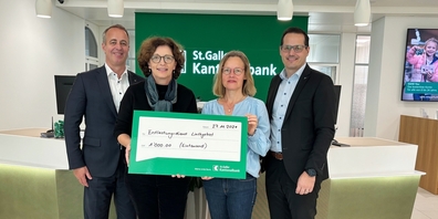 (v.l.) Sandro Walther, Niederlassungsleiter SGKB Rapperswil-Jona, Sonja Bruhin, Vizepräsidentin und Aktuarin Entlastungsdienst Linthgebiet, Susanne Füngling, Präsidentin Entlastungsdienst Linthgebiet, und David Eberle, Niederlassungsleiter SGKB Eschenbach.