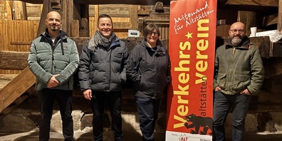 Roger Meile (Erbauer der Laternen), Toni Loher (Präsident Verkehrsverein), Judith Schmidheiny (Präsidentin Ortsgemeinde) und Pierre Breitenmoser (Vorstand Verkehrsverein)