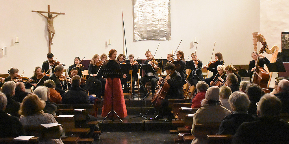 Die Sopranistin Sarah Kollé, begleitet vom Kammerorchester Concento Stravagante, singt Ausschnitte aus Benjamin Brittens «Les Illuminations».Bild Hans-Ruedi Rüegsegger