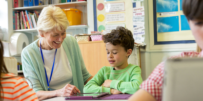 Generationen im Klassenzimmer: Eine Seniorin oder ein Senior begleitet jeweils an einem halben Tag pro Woche eine Schul- oder Kindergartenklasse und unterstützt die Lehrperson in ihrer Arbeit. 