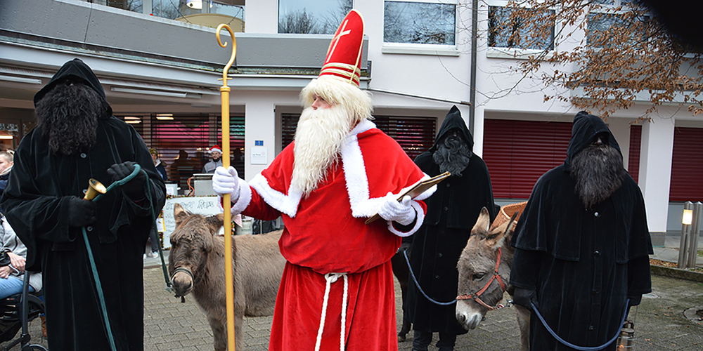 «Hoho!»: Der Samichlaus mit Schmutzlis und zwei Eseli gab sich in Reichenburg die Ehre.