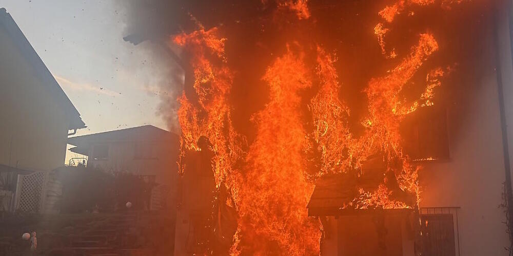 Das Feuer griff von einem brennenden Auto in der Garage auf das Haus über.