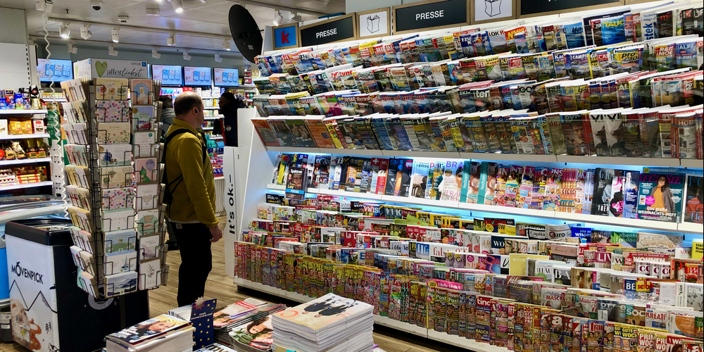 So sieht das «Presse-Center» im Hauptbahnhof aus. Besonders kundenfreundlich ist die Präsentation nicht.