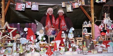 Die Balgacherinnen Saskia und Manuela lachen aus ihrem Stand mit Wichteln, Engeln und Strickmützen