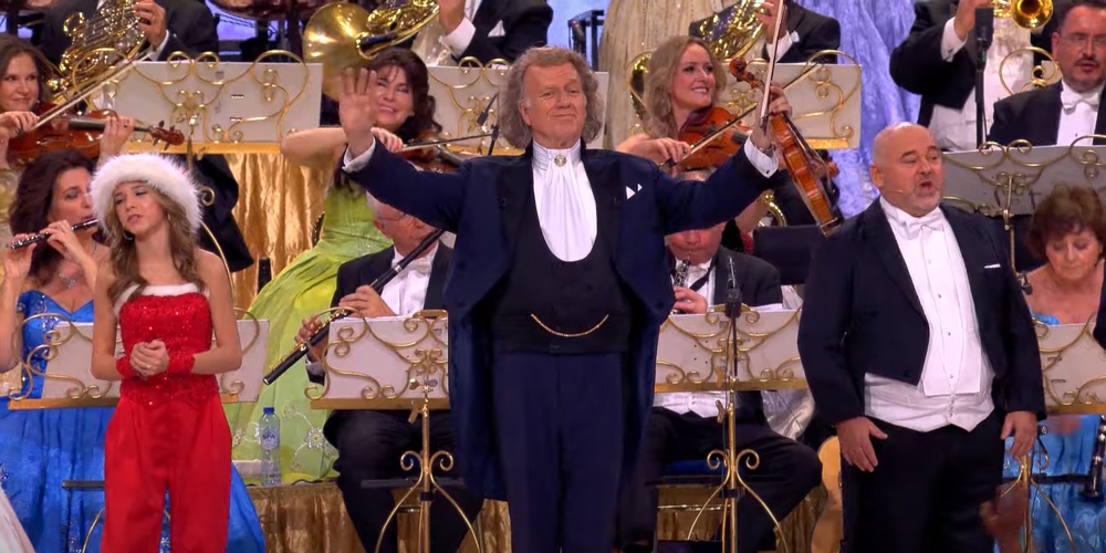 André Rieu wird auf der Bühne von seinem beliebten Johann Strauss Orchester sowie unter anderem von der jungen Sängerin Emma Kok begleitet.