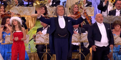André Rieu wird auf der Bühne von seinem beliebten Johann Strauss Orchester sowie unter anderem von der jungen Sängerin Emma Kok begleitet.