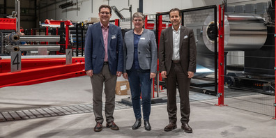 Am Einweihungsevent dabei war auch die höchste St. Gallerin, Kantonsratspräsidentin Barbara Dürr. Sie wird flankiert von Gruppen-CEO Thomas Liner (r.) und Reto Caprez, Mitglied der Gruppenleitung von Debrunner Koenig und Leiter des Geschäftsbereichs Metall Service
