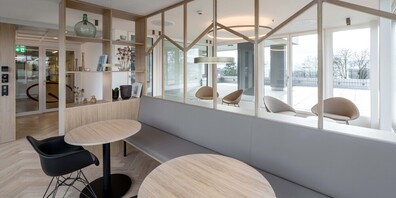 Die neue Lounge auf der Privatstation inkl. Dachterrasse bietet Zusatzversicherten einen exklusiven Aufenthaltsbereich.