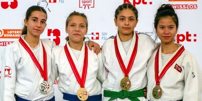 Dritte von links Grüngurt: Julia Al Ali -44kg in der Kategorie U18 mit der Bronzemedaille.