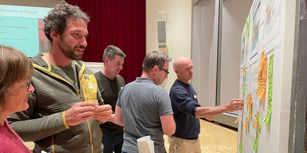 Mitglieder der Kommission «StadtLebensRaum 2040» diskutieren intensiv während des ersten Workshops über die Entwicklung der Stadt Rapperswil-Jona.
