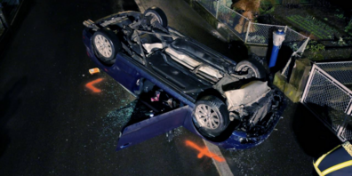 Wie schafft man es, ein Auto auf schmalen Strassen im Ortsgebiet aufs Dach zu legen?