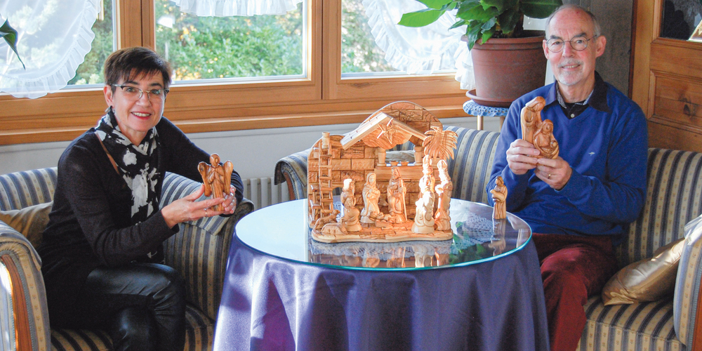 Carmen und Walter Isler neben einer der Krippen, welche sie an ihrem Stand am Schaffhauser Weihnachtsmarkt vom 7. und 8. Dezember verkaufen werden.