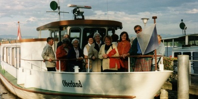 Aufnahme von 1995, als das MS «Oberland» noch auf dem Greifensee verkehrte, hier mit froher Geburtstagsgesellschaft an Bord: Die letzte Uessiker Käserin Frieda Egli (1907–2002) feierte wiederholt ihre Geburtstage mit dem Singkreis auf dem Schiff.