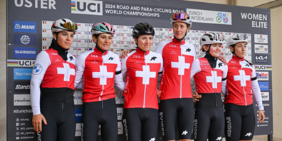 Frauen Elite Strassenrennen: Caroline Baur, Elise Chabbey, Elena Hartmann, Jasmin Liechti, Noemi Ruegg, Linda Zanetti mit schwarzen Armbändern zum Gedenken an Muriel Furrer.