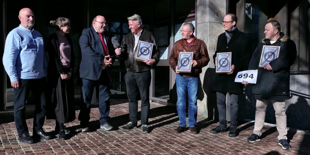 SVP, FDP und EDU Wetzikon hatten am 27. November 2024 die Volksinitiative «Mitbestimmen bei Temporeduktionen» an den Stadtrat eingereicht. (Archivbild)