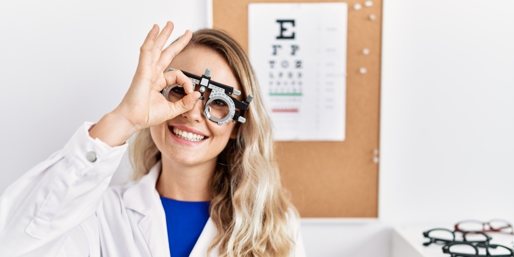 Beim Berufswahlmarktplatz in Bubikon kann man zum Beispiel den Beruf als Augenoptiker/in EFZ kennenlernen. (Symbolbild)