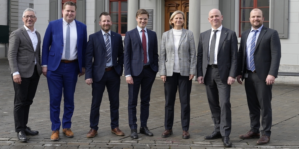 (v.l.) Markus Bänziger (IHK), Bernhard Zahner (SVP, Rapperswil-Jona), Andreas Broger (Die Mitte), Ruben Schuler (FDP), Monika Scherrer (Die Mitte), Cornel Blöchlinger (SVP, Eschenbach), Oskar Seger (FDP).