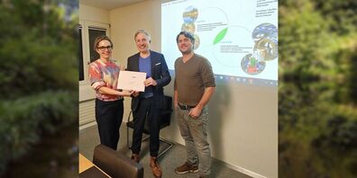 Gemeinderätin Seraina Buob (links) und Marcel Höhener, der den technischen Support lieferte, (rechts) gratulieren dem Gewinner Luca Frei (Bildmitte).