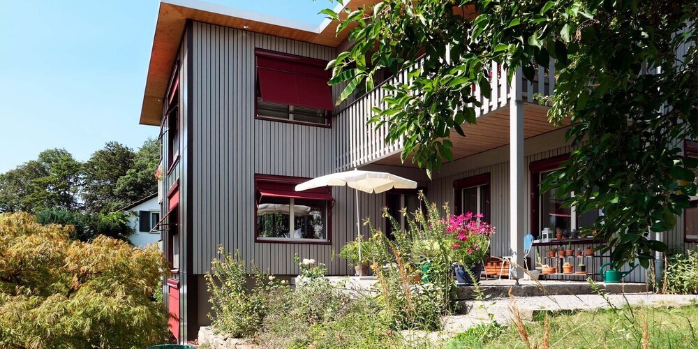 Frau L. hat ihr Einfamilienhaus umgebaut und vermietet jetzt zwei Wohnungen. 