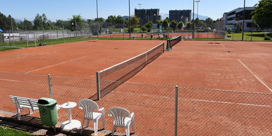 Einzelne Partien finden Auf dem Tennisplatz in Lachen statt. (Bild: Franz Feldmann)