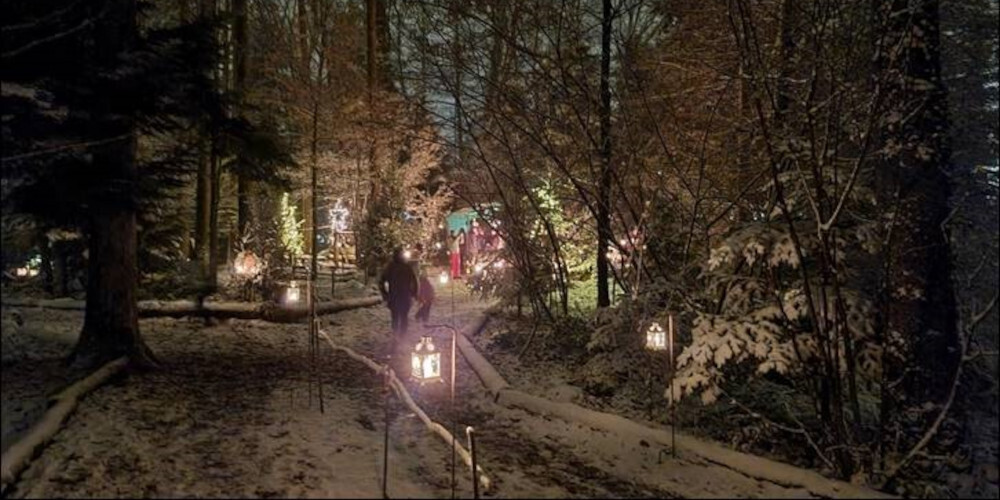 Die kleinen Lichter führen zu einem grossen Lagerfeuer.