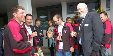 Anlässlich der Wahlfeier 2016 stiess Peter Gut (rechts) mit der Bevölkerung an.